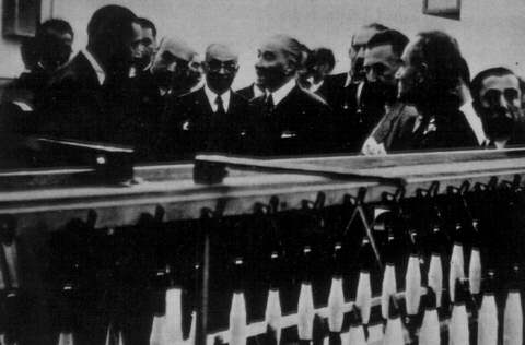 Atatrk Celal Bayar ile birlikte..